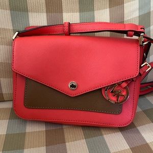 ❤️ EUC MKors Small Crossbody with MKors logo hang tag